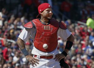 Subastan por dos mil dólares pelota que se pegó a Yadier Molina
