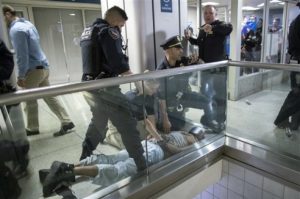 Tren de NY queda varado en túnel y luego ocurre estampida