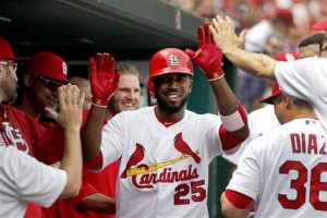 Dexter Fowler de los Cardenales de San Luis tras batear un jonrón ante los Piratas de Pittsburgh, el miércoles 19 de abril de 2017. (AP Foto/Jeff Roberson)