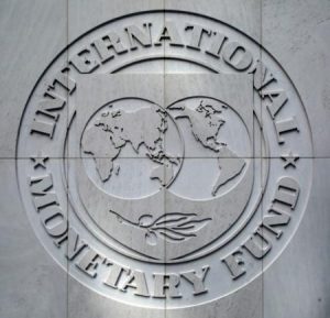 El logo del Fondo Monetario Internacional es visto en Washington, Estados Unidos. 09/10/2016. El Fondo Monetario Internacional (FMI) mantuvo el martes casi sin cambios sus previsiones para las economías de México y Brasil en 2017 y el próximo año pero recortó los cálculos de otros países, planteando un escenario más débil para la región, con una inflación mayor a 2.000 por ciento en Venezuela.      REUTERS/Yuri Gripas