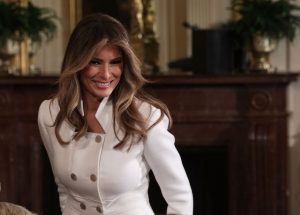Melania Trump gana demanda contra tabloide británico que afirmaba era dama de compañía