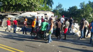 Patana cargada se desliza en Dajabón y deja varios heridos
