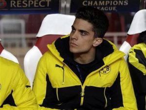 En esta foto de archivo del 19 de abril de 2017, el jugador de Borussia Dortmund, Marc Bartra, observa desde la banca un partido contra Mónaco por los cuartos de final de la Liga de Campeones en Mónaco. Bartra volvió a los entrenamientos de Dortmund el 10 de mayo, tras estar inactivo por las lesiones que sufrió en un atentado con bombas contra el equipo el mes pasado. (AP Photo/Claude Paris, file)