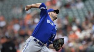 Marco Estrada de los Azulejos de Toronto lanza ante los Orioles de Baltimore, el domingo 21 de mayo de 2017. (AP Foto/Gail Burton)