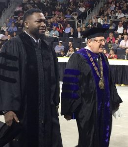 David Ortiz obtiene  doctorado 