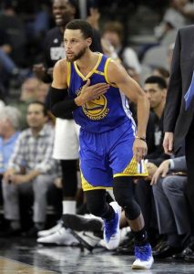 Stephen Curry, de los Warriors de Golden State, festeja luego de lograr un enceste ante los Spurs de San Antonio en el cuarto partido de la final de la Conferencia del Oeste, el lunes 22 de mayo de 2017 (AP Foto/Eric Gay)