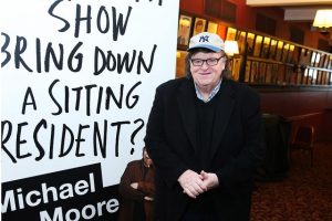Michael Moore estrena en Broadway una sátira sobre Donald Trump 