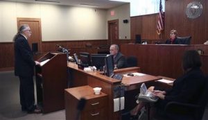 El abogado John Thomson, izquierda, argumenta para revocar la sentencia de Aaron Hernández por asesinato ante la juez Susan Garsh el martes, 9 de mayo de 2017, en Bristol, Connecticut.  (Pat Greenhouse/The Boston Globe via AP, Pool)