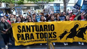 Protestan en Texas por medidas contra ciudades santuario 
