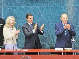 Poeta Eduardo Lizalde recibe el Premio Carlos Fuentes