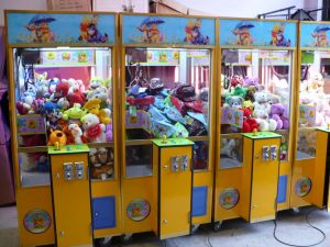Una máquina de agarrar peluches con tres gatos vivos en su interior causa indignación entre los usuarios de las redes sociales.