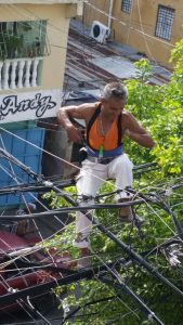 Hombre con una mano desafía el peligro entre alambrado eléctrico