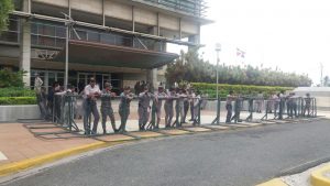 Fuerte contingente policial custodia inmediaciones de Procuraduría