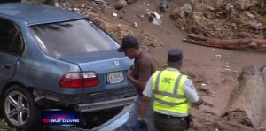 Cae carro a costa del mar Caribe; ocupantes salieron ilesos 