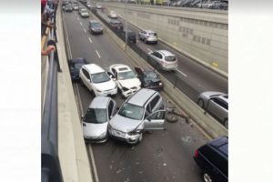 Al menos cuatro heridos por accidente múltiple de tránsito en tramo avenida 27 de Febrero


