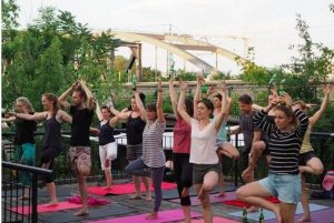La nueva moda fitness: Yoga con cerveza