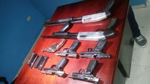 PN decomisa armas de fuego a presunta banda vestida con ropa policial en SFM