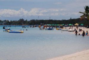 Comerciantes de Boca Chica preparados para recibir vacacionistas en Semana Santa