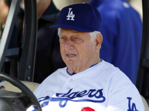 Hospitalizan a Tommy Lasorda