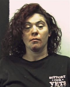 Esta foto sin fecha proveína por la cárcel del condado Fayette, en Uniontown, Pennsylvania, muestra a Holly Lynn Donahoo, que fue arrestada el martes, 2 de mayo del 2017, por conducir en estadio de ebriedad y eludir a la policía.  Las autoridades dicen que Donahoo se identificó como Hillary Clinton cuando fue detenida. (Fayette County Prison via AP)