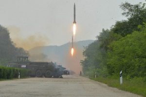 China acuerda con nuevo presidente Corea del Sur esforzarse contra desarrollo nuclear de Kim Jong-un