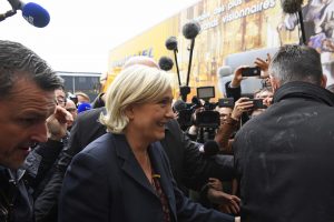 Con huevos e insultos recibieron a la candidata presidencial Marine Le Pen en una fábrica de Francia 