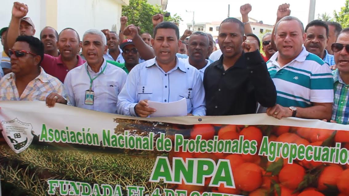 Agrónomos protestan en Sánchez Ramírez en demanda de aumento salarial