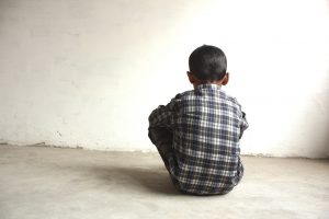 Condenan hombre a prisión por 218 abusos sexuales online 