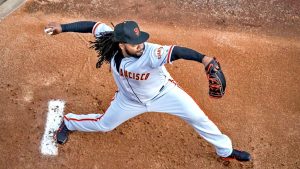 Johnny Cueto fuera de acción por infección en un oído