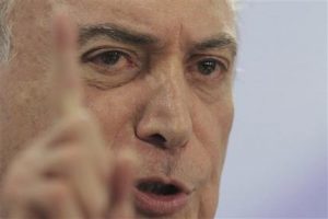 El presidente de Brasil Michel Temer da un mensaje desde el palacio de gobierno en Brasilia, el sábado 20 de mayo de 2017. (AP Foto/Eraldo Peres)