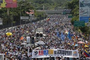Opositores al presidente venezolano Nicolás Maduri bloquean una gran arteria en Caracas, Venezuela, sábado 20 de mayo de 2017. (AP Foto/Ariana Cubillos)