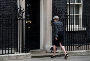May enfrenta primera gran cita electoral en plena tensión con Bruselas
