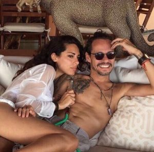 Marc Anthony enciende Instagram con modelo italiana en poca ropa