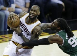 El jugador de los Cavaliers, LeBron James, izquierda, intenta un tiro ante la defensa de Jae Crowder, de Boston, en un partido por la final de la Conferencia del Este de la NBA el martes, 23 de mayo de 2017, en Cleveland. (AP Photo/Tony Dejak)