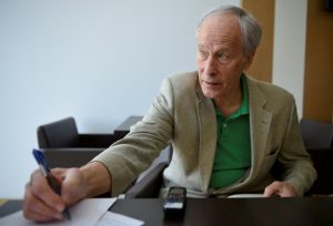 Escritor Richard Ford afirma que Trump sacudirá EEUU, pero “no lo destruirá”