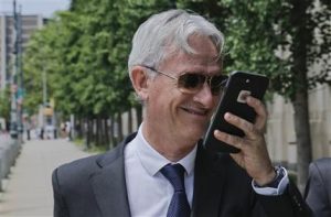 El ejecutivo bancario argentino Jorge Anzuaga fotografiado a su salida de un juzgado de Nueva York donde se declaró culpable de haber facilitado el flujo de dinero para sobornos en el fútbol el 15 de junio del 2017. Quedó en libertad tras pagar una fianza de 1,5 millones de dólares y será sentenciado el 4 de enero. (AP Photo/Bebeto Matthews)
