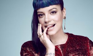 Lily Allen usa un teleprompter en sus conciertos para evitar olvidarse de las letras