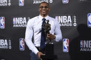 El ganador al premio Kia al Jugador Más Valioso de la NBA, Russell Westbrook, posa en la sala de prensa de los Premios NBA 2017 en Basketball City, en el Pier 36 de Nueva York, el lunes 26 de junio de 2017, en Nueva York. (Foto de Evan Agostini/Invision/AP)
