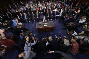 El exdirector del FBI James Comey ocupa su asiento al iniciar su declaración ante la comisión de inteligencia del Senado, Washington, jueves 8 de junio de 2017. (AP Foto/Andrew Harnik)