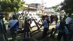 Desalojan buhoneros debajo de elevado en avenida Máximo Gómez