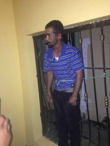 Sorprenden individuo al internar penetrar vivienda en Villa La Mata