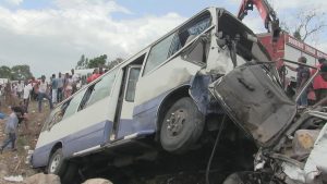 Al menos un muerto y siete heridos por accidente entre camioneta y autobús  en carretera Azua-San Juan 