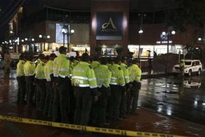 Policías en formación afuera del centro comercial Centro Andino en Bogotá, Colombia, donde un atentado explosivo dejó 3 personas muertas, el sábado 17 de junio de 2017. (AP Foto/Ricardo Mazalan)