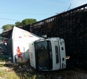 Tren cargado de caña impacta camión 