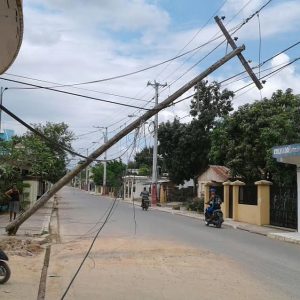 Denuncian poste de tendido eléctrico está de caer en calle de Fantino