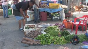 Comerciantes de Azua denuncian supuesta venta irregular de puestos en mercado que comparan  con caso Obebrecht