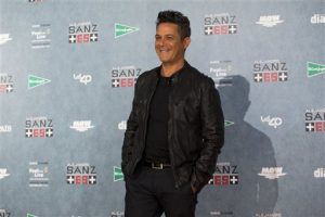 En esta foto del 17 de mayo del 2017, Alejandro Sanz posa para los medios durante una conferencia de prensa en el estadio Vicente Calderón en Madrid. Sanz fue nombrado Persona del Año de la Academia Latina de la Grabación, se anunció el lunes 19 de junio del 2017. El cantautor español será agasajado en una gala en el Centro de Concenciones Mandalay Bay de Las Vegas el 15 de noviembre, en la víspera de los Latin Grammy. (AP Foto/Francisco Seco, Archivo)