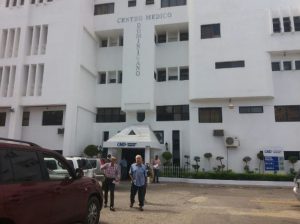 Esposa de César Sánchez entre socios principales del centro médico donde está interno
