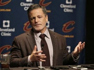ARCHIVO - En esta foto de archivo del 30 de octubre de 2015, el propietario de los Cavaliers de Cleveland, Dan Gilbert, responde a la prensa antes de un partido ante el Heat de Miami (AP Foto/Tony Dejak, archivo)