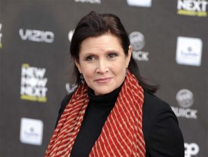ARCHIVO - Fotografía de archivo del 7 de abril de 2011 muestra a la actriz Carrie Fisher en la ceremonia de entrega de Premios NewNowNext, en Los Ángeles. Fisher murió en diciembre de 2016 por apnea del sueño y una combinación de otros factores, pero con estos no se pudo determinar de manera concluyente qué ocasionó su fallecimiento, dijeron funcionarios el viernes 16 de junio de 2017. (AP Foto/Chris Pizzello, archivo)